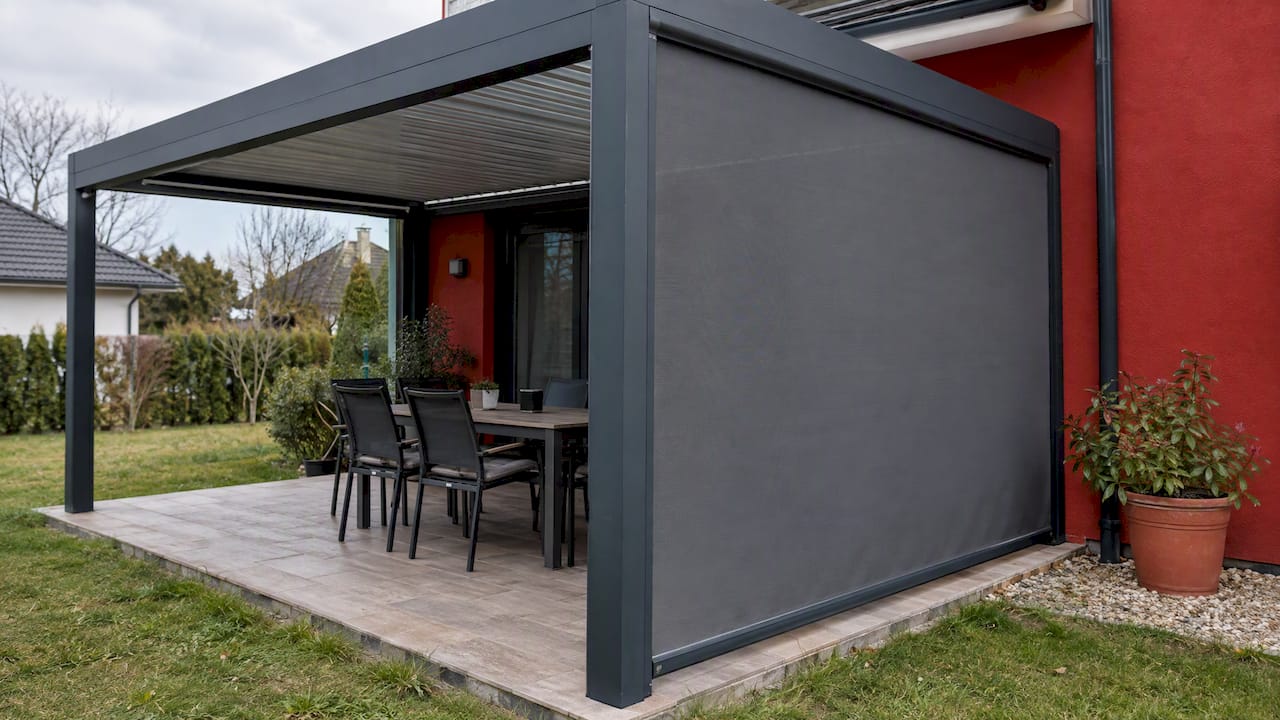 Leengedett zip screen pergola oldalfalán